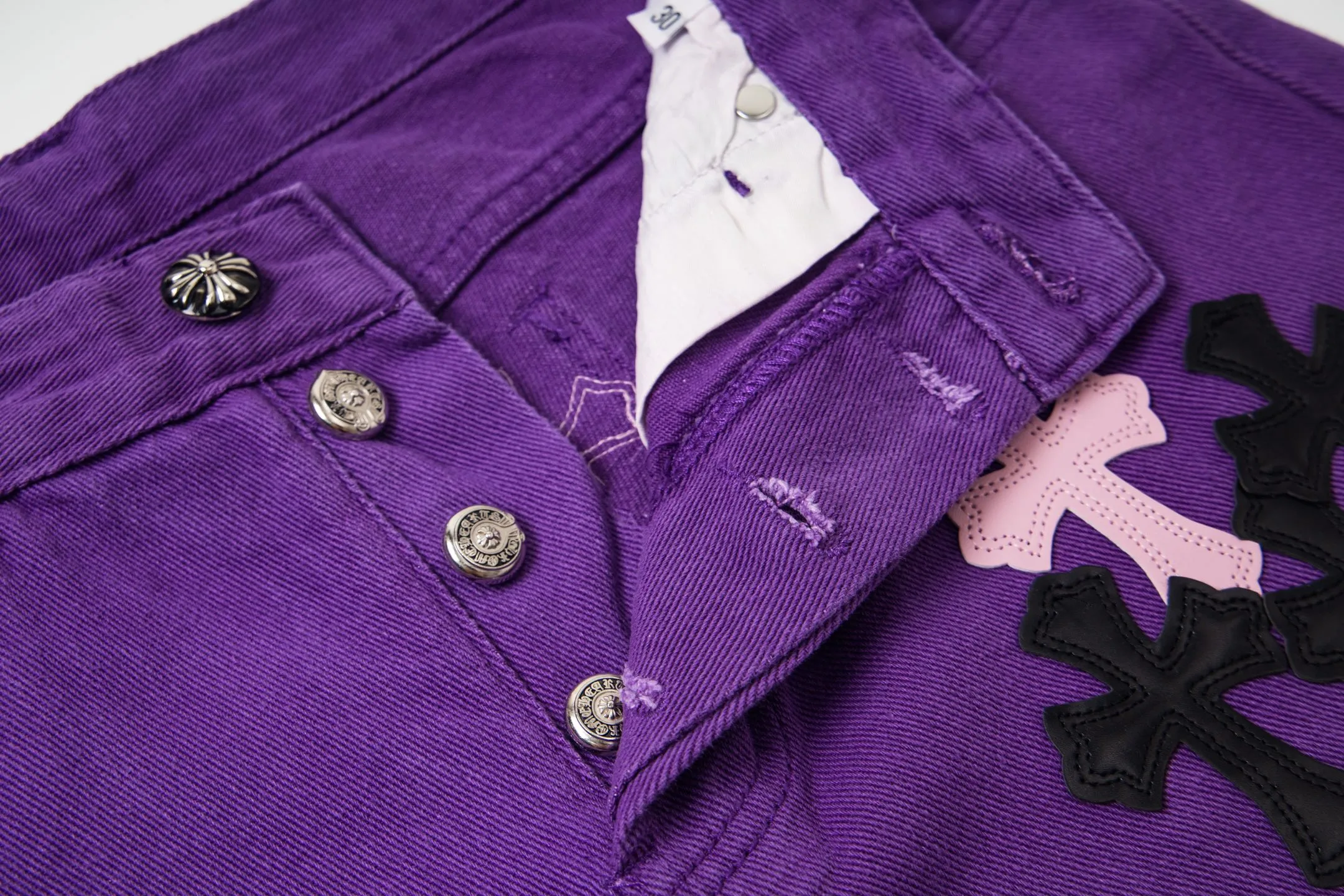 P240 Chrome Hearts Overseas limited edition violet patchwork leather cross hot girl couple jeans are a hot item this season and are sought after by countless celebrities and fashionistas. The neat details of the cutting process add color to the playful fashion! The neat and meticulous design, and the well-fitting structure is unique. The upper body not only has outstanding recognition, but also looks younger and younger. A style with the ultimate wearing meaning and performance, gorgeous color matching, and the craftsmanship of this style is also extremely extraordinary. After the finished product is washed, it is disassembled and hand-made with sheepskin cross leather and then spliced ​​together to complete. The whole piece has too many craftsmanship to describe. It is decorated with patchwork cross flowers and high-waisted washed jeans! ! Absolutely high-end luxury product, a god-level single product, a super popular product, made by top heavy industry, a magic weapon that cannot be missed to hit the streets. Style number: 1837 Size: 28 30 32 34 Color: purple